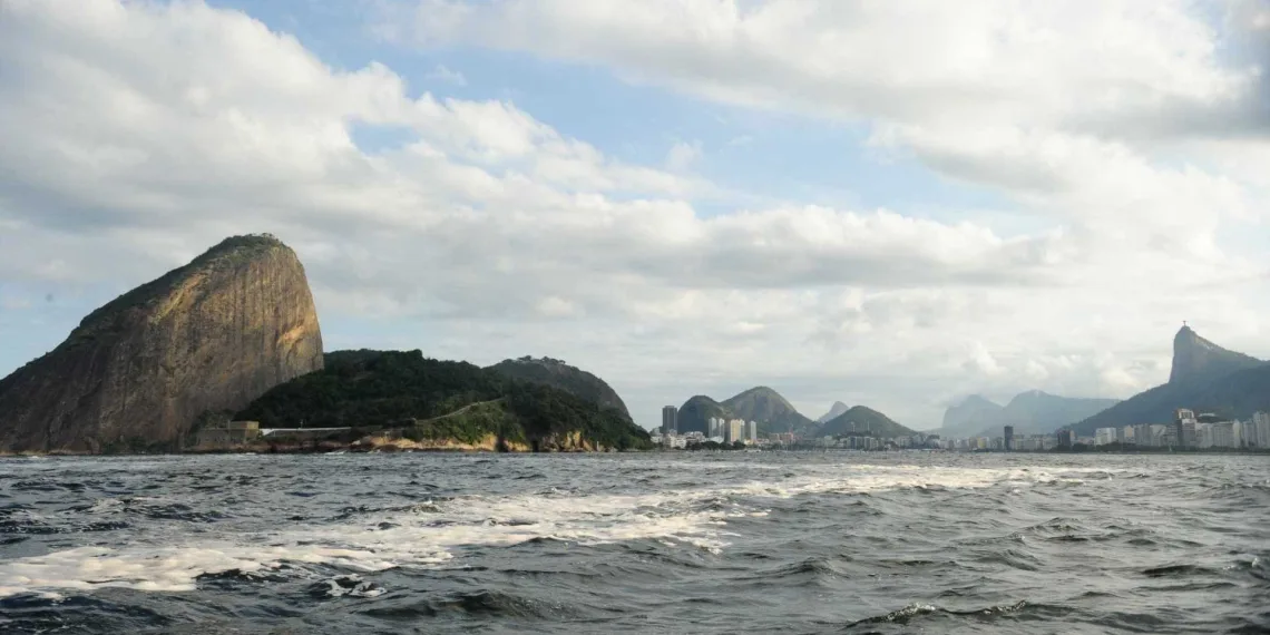 Vazamento de óleo após tentativa de furto atinge Baía de Guanabara