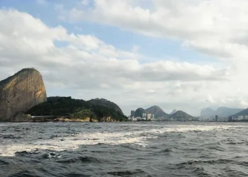 Vazamento de óleo após tentativa de furto atinge Baía de Guanabara