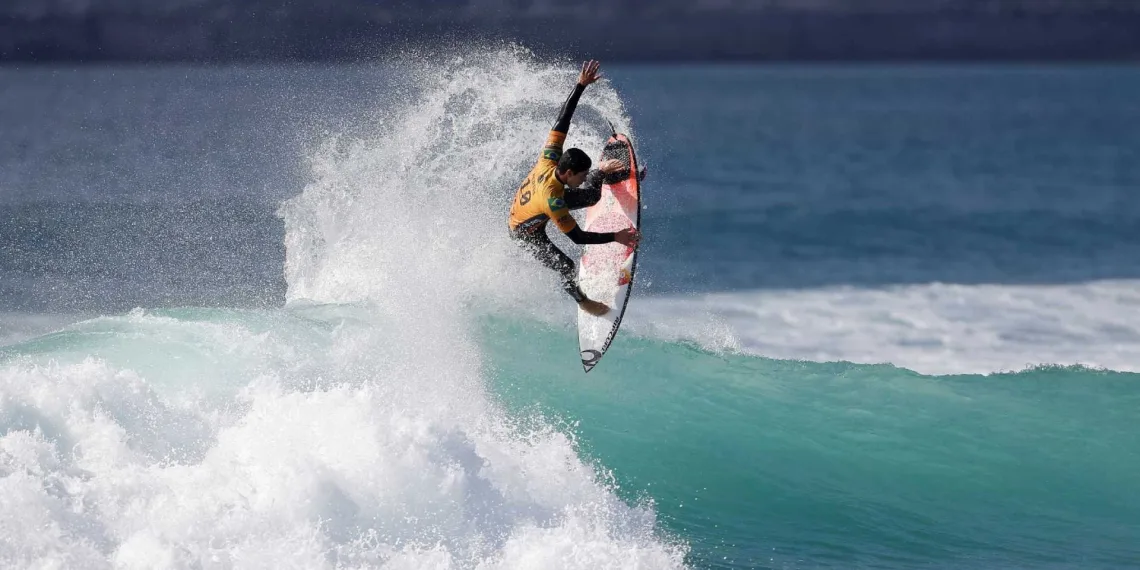 Medina avança em busca do título mundial em Pipeline