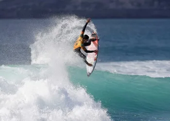 Medina avança em busca do título mundial em Pipeline