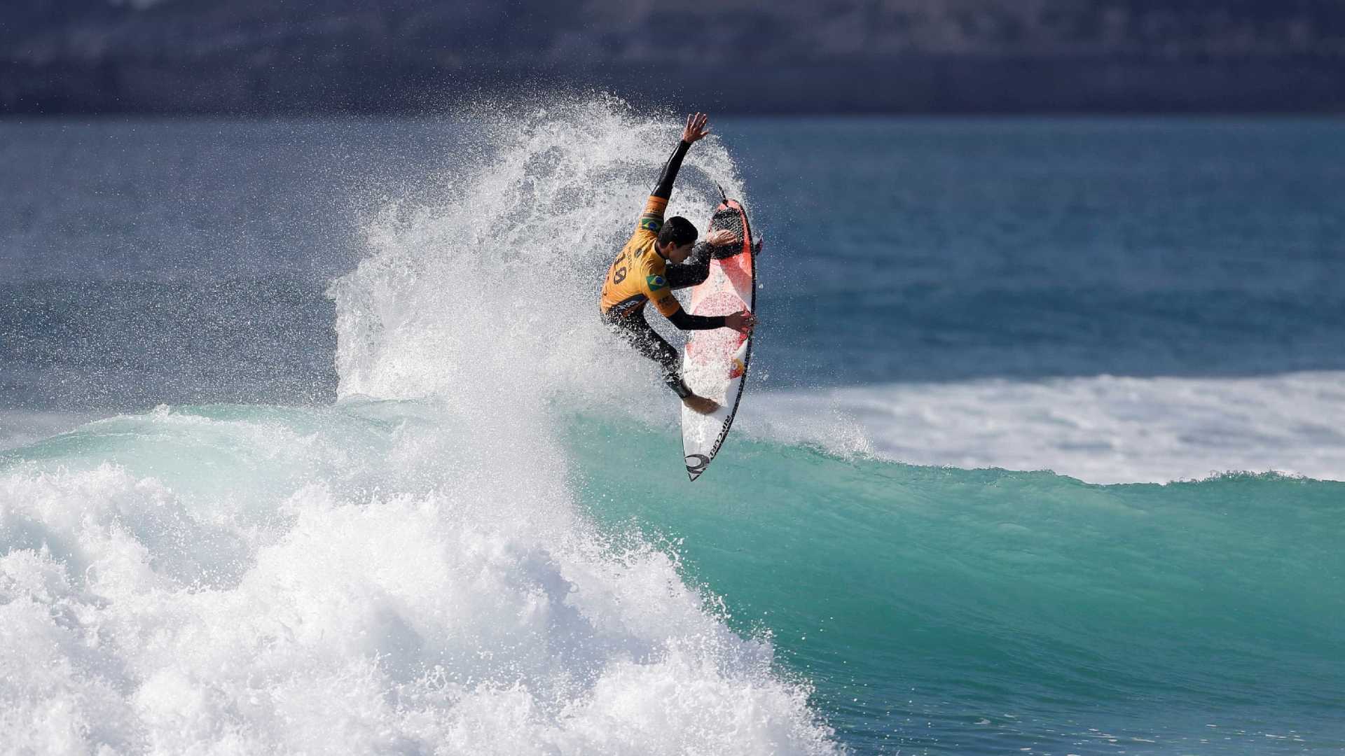 Medina avança em busca do título mundial em Pipeline