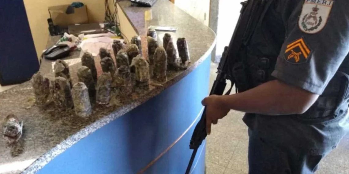 Policiais apreendem mochila com 22 granadas na Zona Norte do Rio