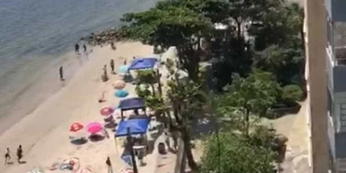 Tiroteio mata um e fere dois em praia no litoral de São Paulo; vídeo