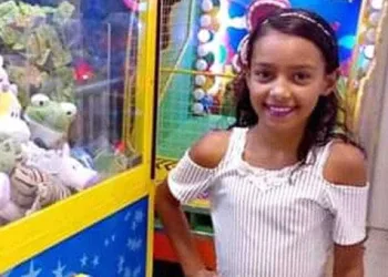Corpo de menina raptada por padrasto é achado em matagal