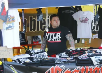 Polícia  encerra show da extrema-direita após músicas nazistas
