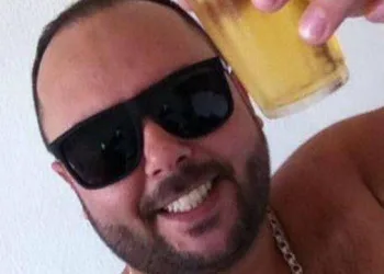 Irmão de funkeira é acusado de espancar mulher com cabo de vassoura no Rio