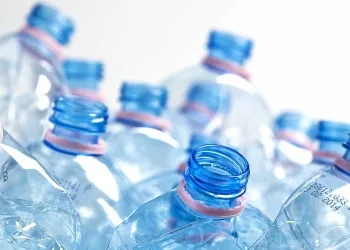 Fernando de Noronha proíbe venda e uso de itens de plástico descartável