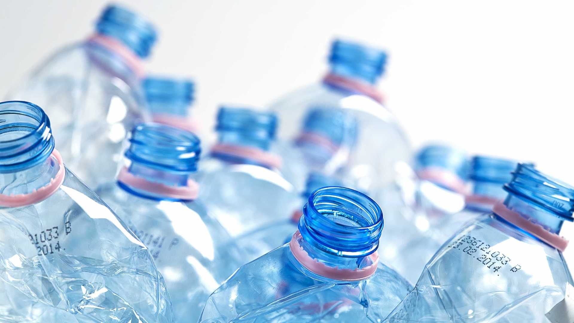 Fernando de Noronha proíbe venda e uso de itens de plástico descartável