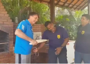 Vídeo: Bolsonaro segura faca e brinca com atentado sofrido na campanha