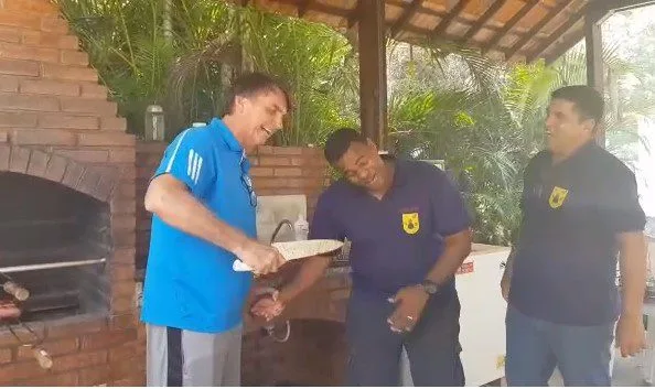 Vídeo: Bolsonaro segura faca e brinca com atentado sofrido na campanha