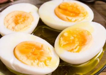 Comer um ovo antes de beber e outro no dia seguinte evita ressaca, diz nutricionista