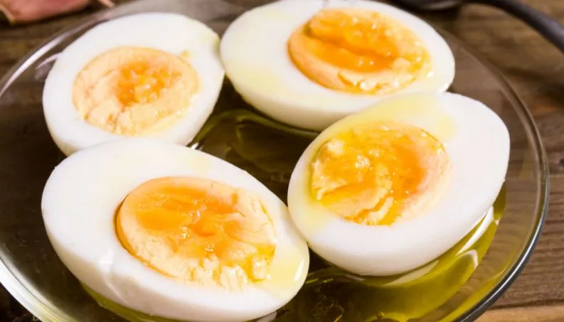 Comer um ovo antes de beber e outro no dia seguinte evita ressaca, diz nutricionista