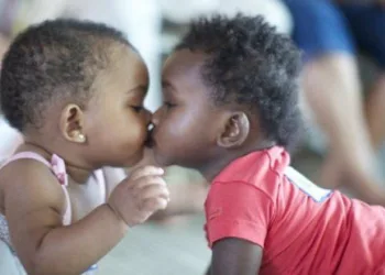 Orfanato procura doadores de cafuné, carinho e amor para crianças que esperam adoção