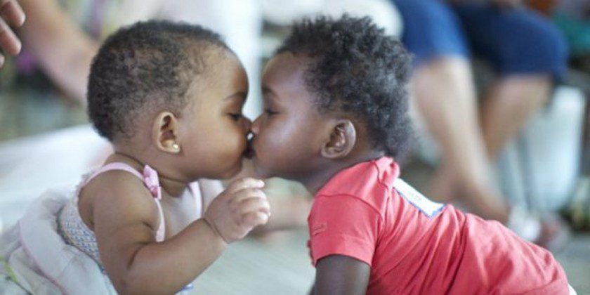 Orfanato procura doadores de cafuné, carinho e amor para crianças que esperam adoção