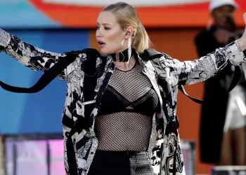 Bailarina de  cantora tem crise de epilepsia no palco