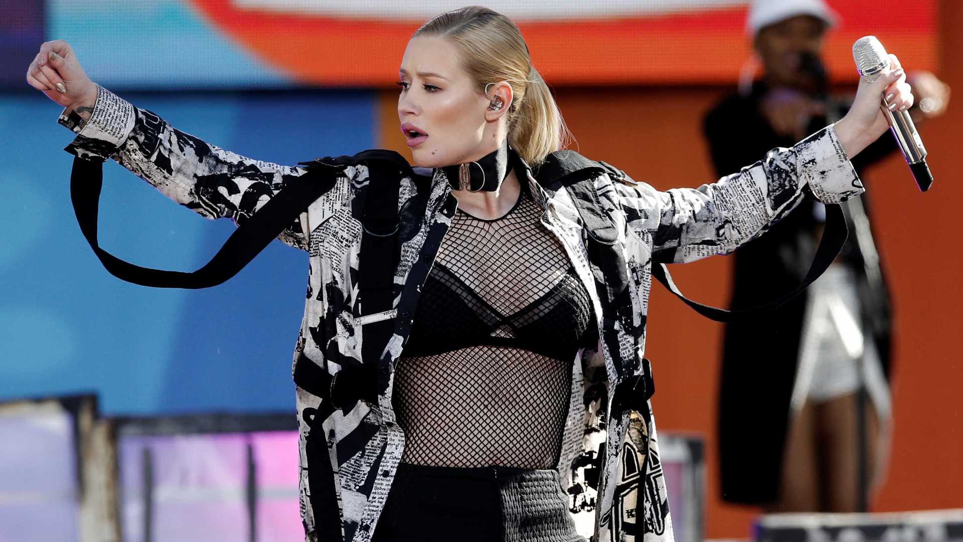 Bailarina de  cantora tem crise de epilepsia no palco