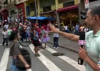 Homem aparece mostrando pênis inflável ao vivo no Mais Você
