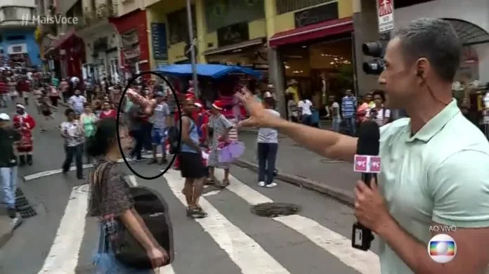 Homem aparece mostrando pênis inflável ao vivo no Mais Você