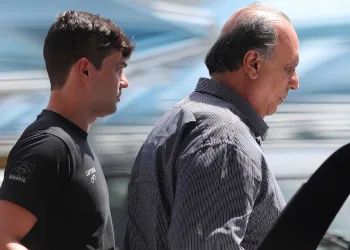 Preso, Pezão é flagrado com euros, dólares, pesos e ienes após vistoria