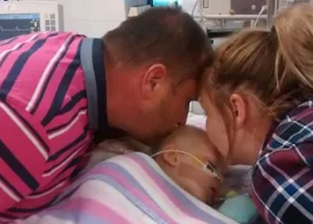 Pais dão beijo de despedida à filha no hospital – 30 minutos depois, um grito é ouvido na sala.