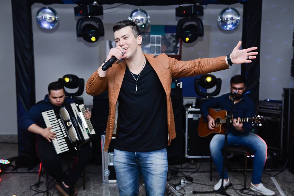 Cantor Sertanejo Morre Em Acidente