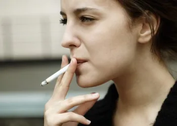 Limpar a casa faz tão mal às mulheres como fumar 20 cigarros por dia.