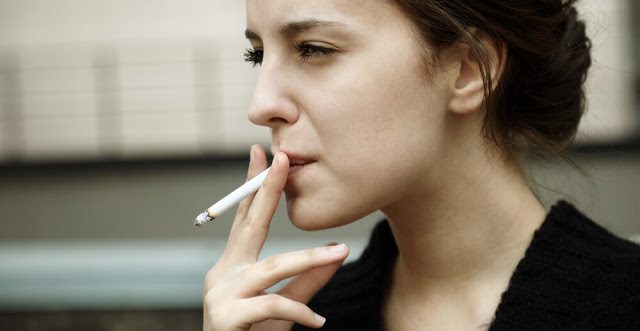 Limpar a casa faz tão mal às mulheres como fumar 20 cigarros por dia.