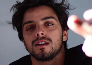 Rodrigo Simas causa alvoroço ao posar seminu na neve: “Verão carioca”