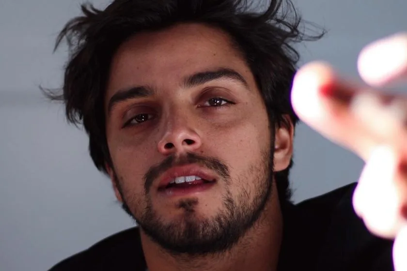Rodrigo Simas causa alvoroço ao posar seminu na neve: “Verão carioca”