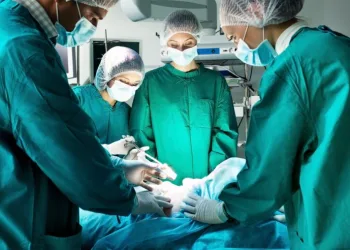 MULHER FAZ SALA DE CIRURGIA PEGAR FOGO APÓS SOLTAR GASES