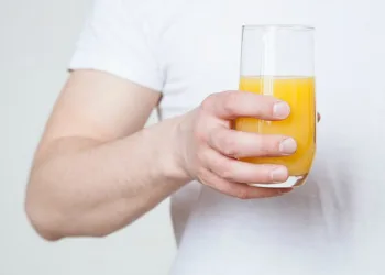 Suco de laranja todo dia reduz risco de demência em 50%