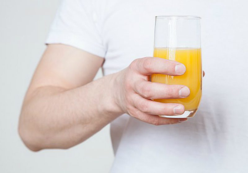 Suco de laranja todo dia reduz risco de demência em 50%