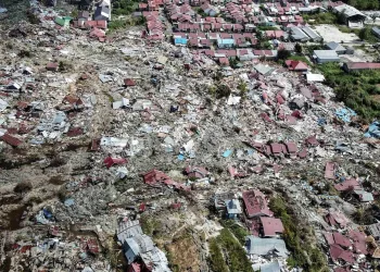 Tsunami deixa pelo menos 20 mortos e centenas de feridos na Indonésia