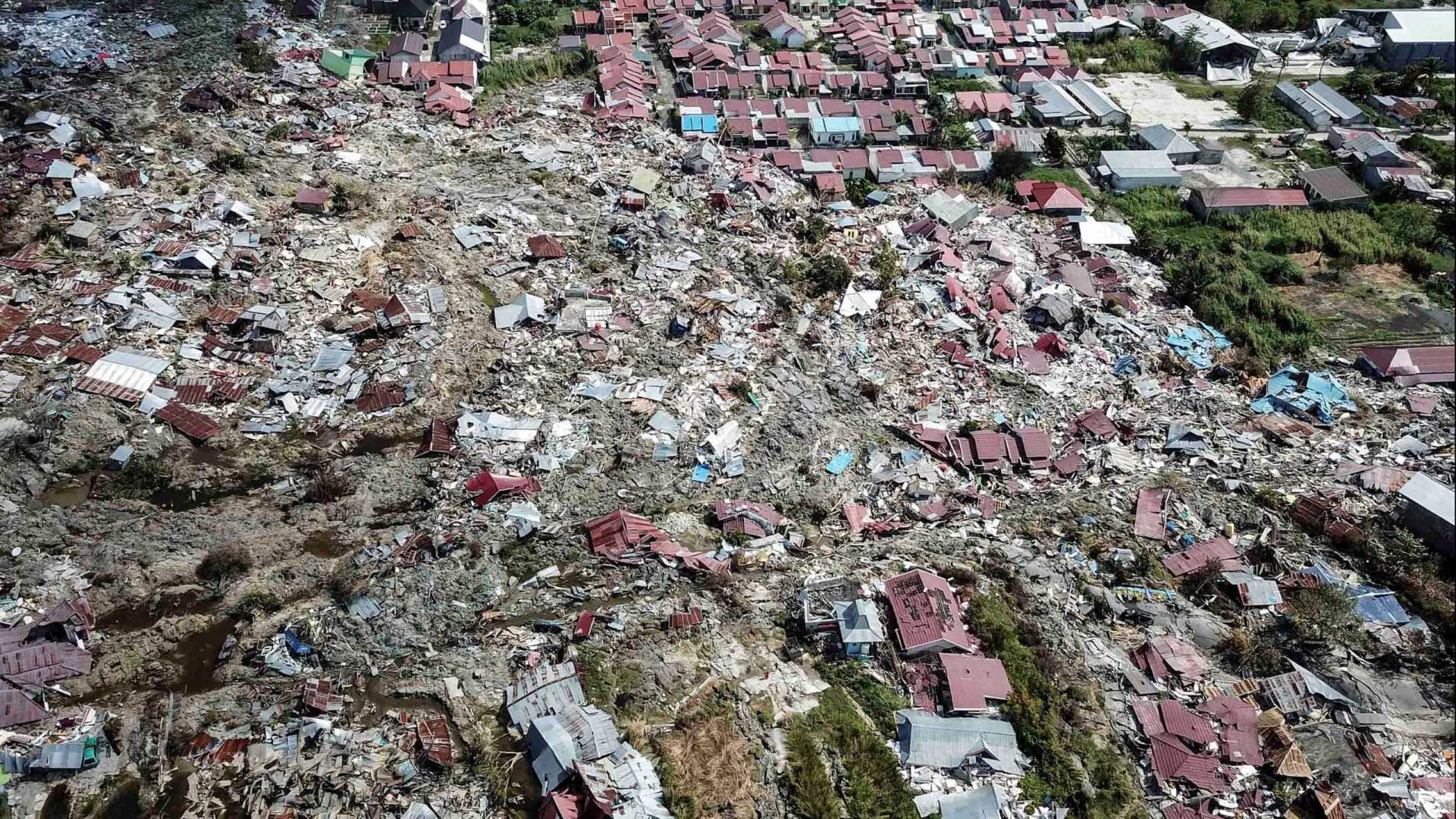 Tsunami deixa pelo menos 20 mortos e centenas de feridos na Indonésia