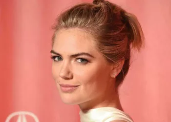 Top polemiza ao postar foto bebendo vinho enquanto amamenta