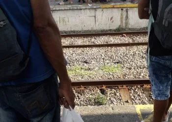 TRAGEDIA EM PACIÊNCIA!! JOVEM PERDE A PERNA EM ESTAÇÃO DE TREM( IMAGENS FORTES)