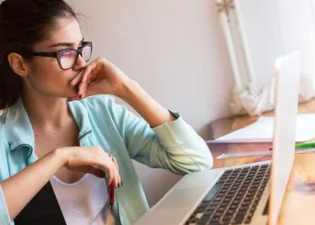 Mulheres são assediadas no Twitter a cada 30 segundos, revela estudo