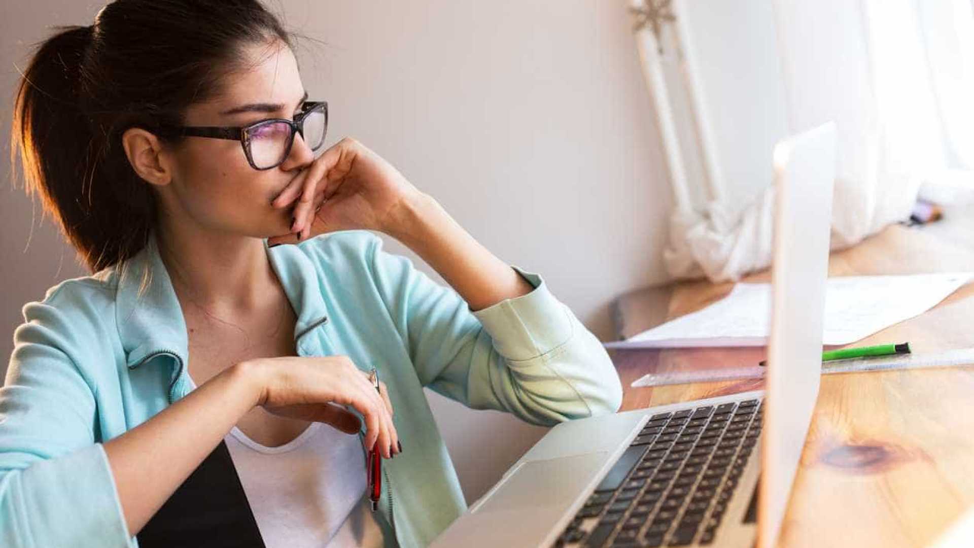 Mulheres são assediadas no Twitter a cada 30 segundos, revela estudo