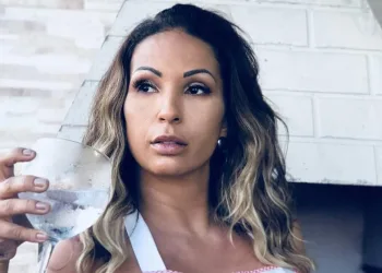 Valesca Popozuda causa confusão com foto: “De frente ou de costas?”(fotos)