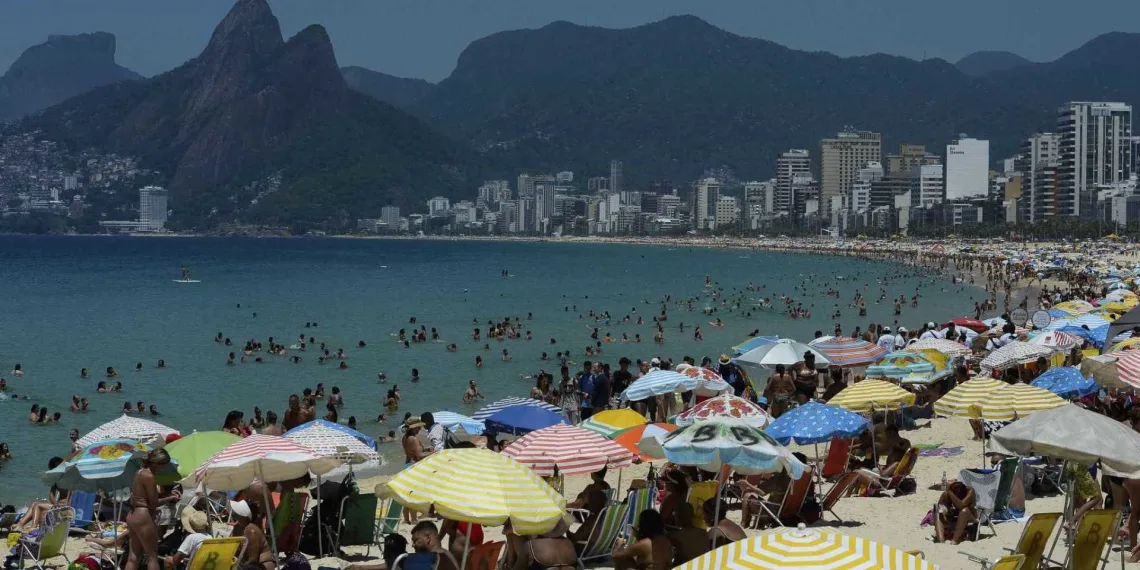 Cariocas aproveitam a praia no primeiro fim de semana do verão