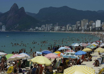 Cariocas aproveitam a praia no primeiro fim de semana do verão