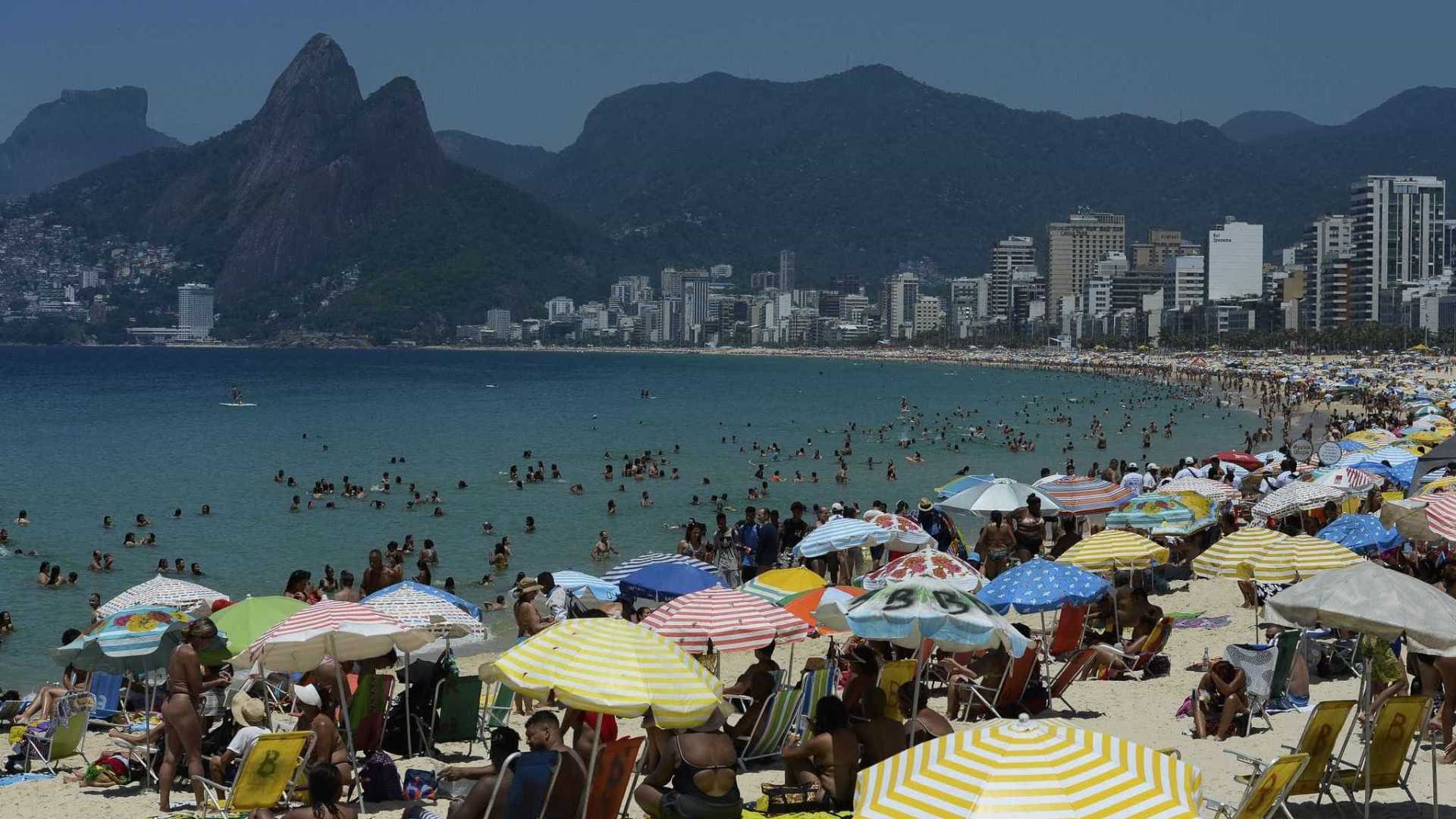 Cariocas aproveitam a praia no primeiro fim de semana do verão