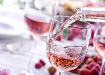Melhor amigo da dieta, vinho tem menos calorias que brócolis; descubra