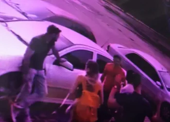 motorista de aplicativo tenta atropelar casal e faz ameaças. Vídeo