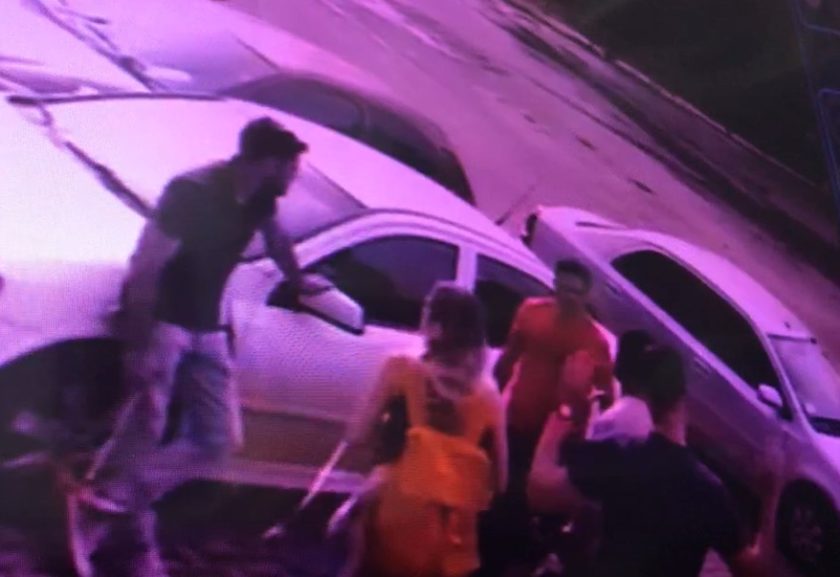 motorista de aplicativo tenta atropelar casal e faz ameaças. Vídeo