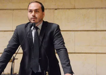 Vereadores querem lançar Carlos Bolsonaro para presidência da Casa
