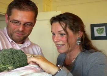 CASAL DE VEGETARIANOS ADOTA UM BRÓCOLO PORQUE NÃO QUER UM FILHO DE CARNE E OSSO. ENTENDA!