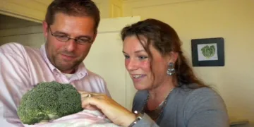 CASAL DE VEGETARIANOS ADOTA UM BRÓCOLO PORQUE NÃO QUER UM FILHO DE CARNE E OSSO. ENTENDA!