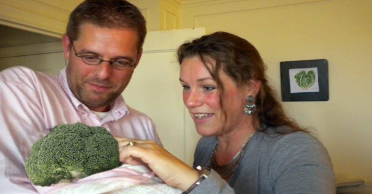 CASAL DE VEGETARIANOS ADOTA UM BRÓCOLO PORQUE NÃO QUER UM FILHO DE CARNE E OSSO. ENTENDA!