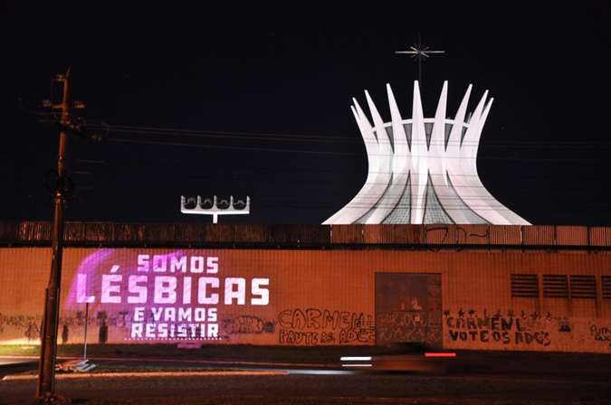 Primeiro local que recebeu a projeçăo, nesta quarta-feira (2/1) foi uma parede na via S1, próxima à Catedral Metropolitana(foto: Reproduçăo/All Out)